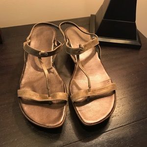 Vaneli  Metallic Sand T-Strap Sandal Sz 10